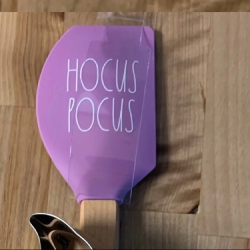 RAE DUNN “HOCUS POCUS” SPATULA COOKIE CUTTER SET